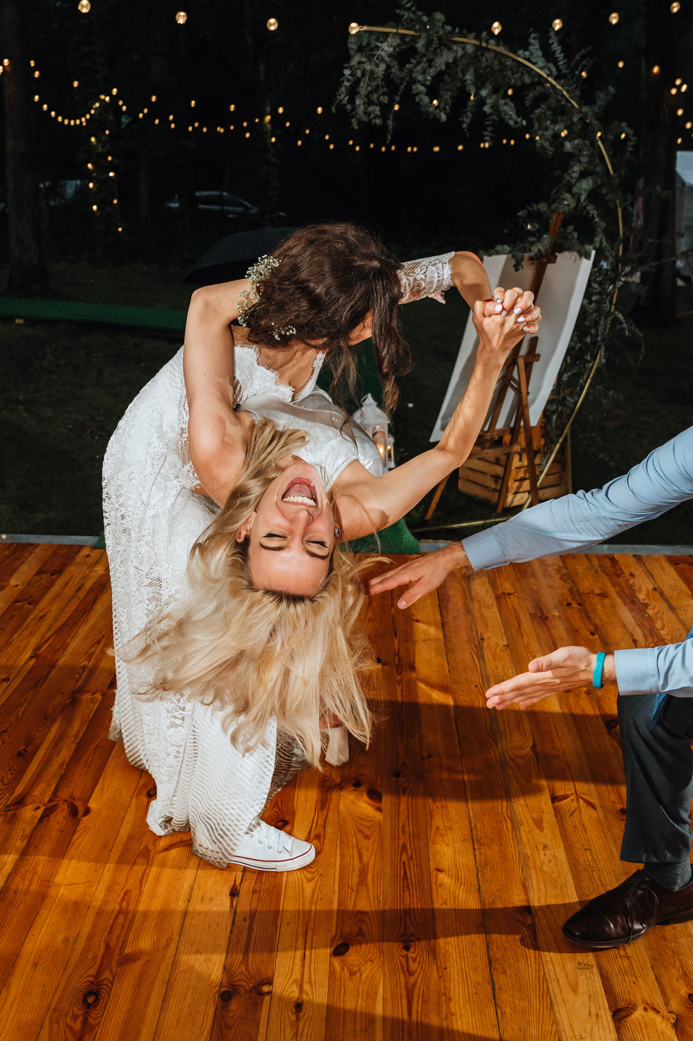 Czy ślub w plenerze może być dobrym pomysłem? Warto rozważyć zarówno wady, jak i zalety takiego rozwiązania przed podjęciem ostatecznej decyzji. 52