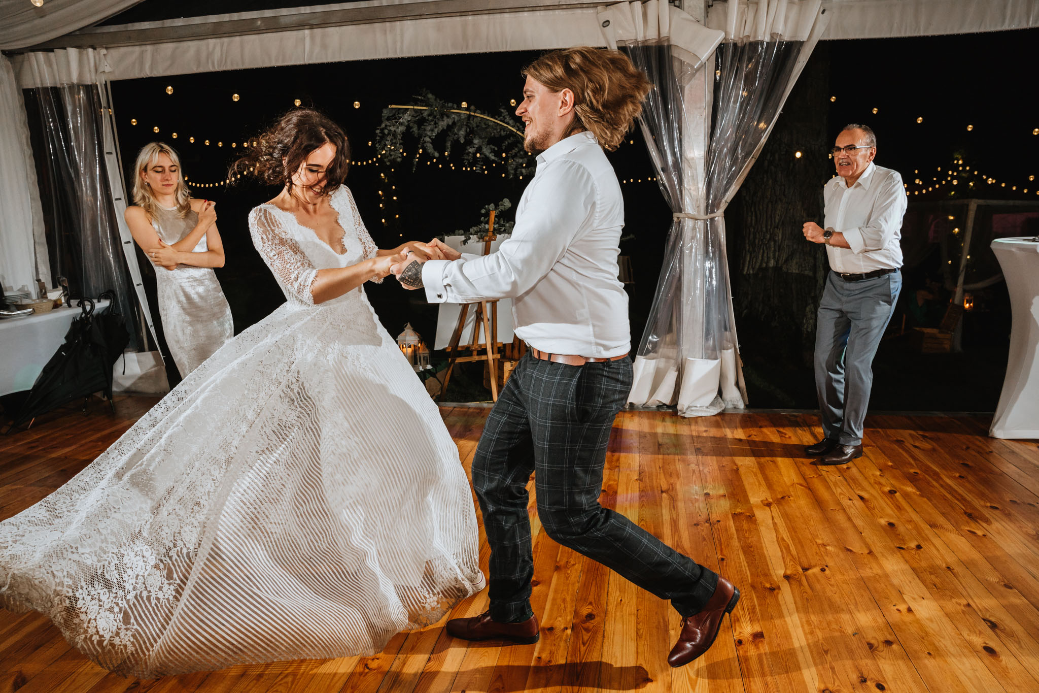 Czy ślub w plenerze może być dobrym pomysłem? Warto rozważyć zarówno wady, jak i zalety takiego rozwiązania przed podjęciem ostatecznej decyzji. 65