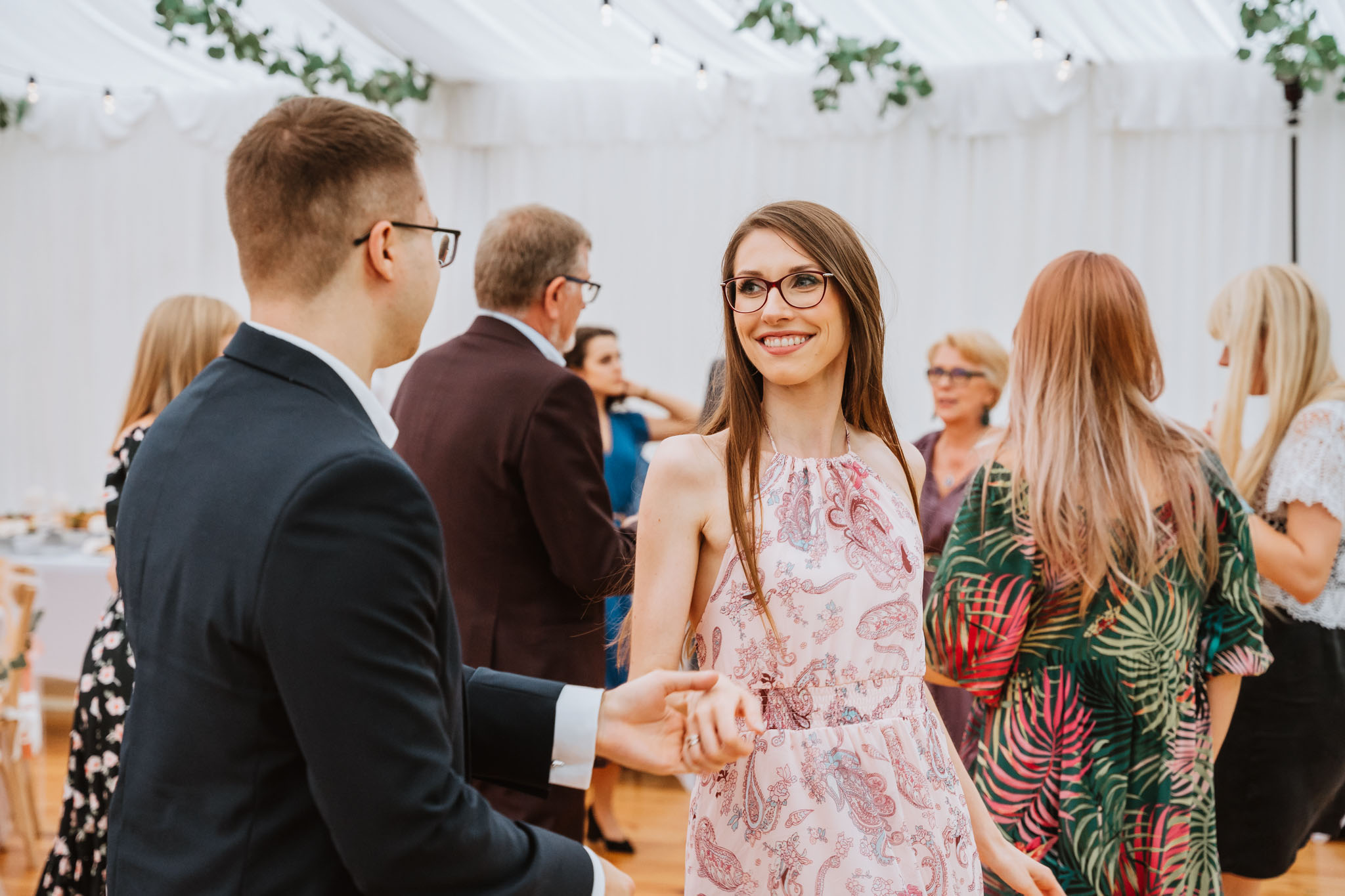 Czy ślub w plenerze może być dobrym pomysłem? Warto rozważyć zarówno wady, jak i zalety takiego rozwiązania przed podjęciem ostatecznej decyzji. 41