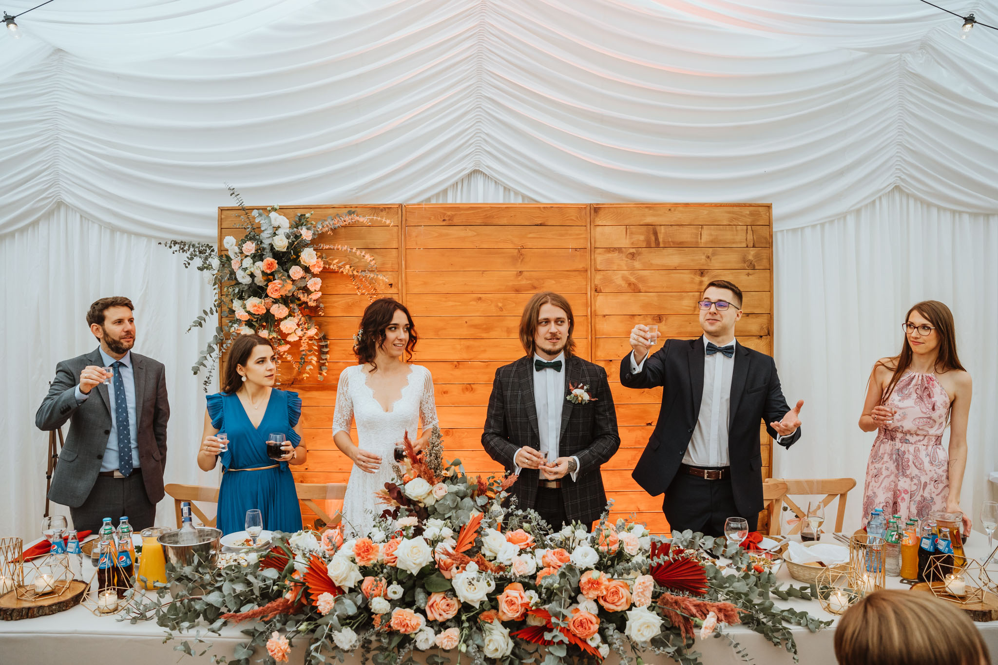 Czy ślub w plenerze może być dobrym pomysłem? Warto rozważyć zarówno wady, jak i zalety takiego rozwiązania przed podjęciem ostatecznej decyzji. 35