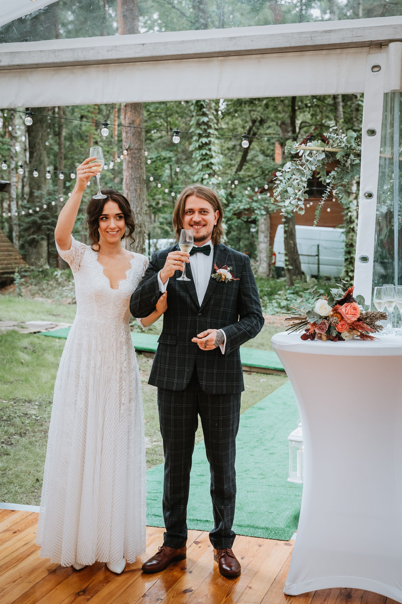 Czy ślub w plenerze może być dobrym pomysłem? Warto rozważyć zarówno wady, jak i zalety takiego rozwiązania przed podjęciem ostatecznej decyzji. 34