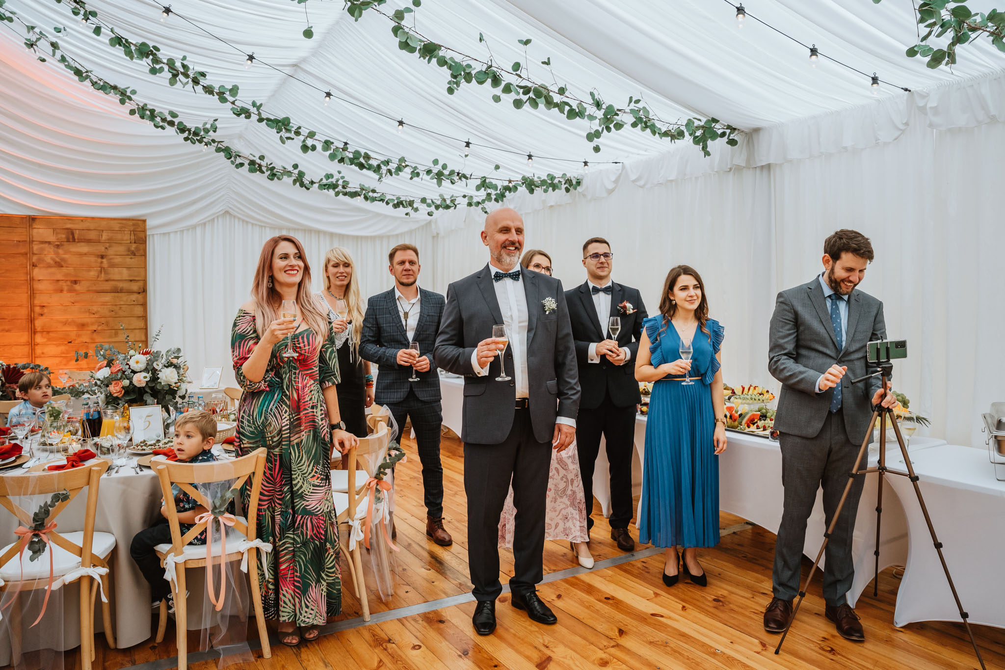 Czy ślub w plenerze może być dobrym pomysłem? Warto rozważyć zarówno wady, jak i zalety takiego rozwiązania przed podjęciem ostatecznej decyzji. 33