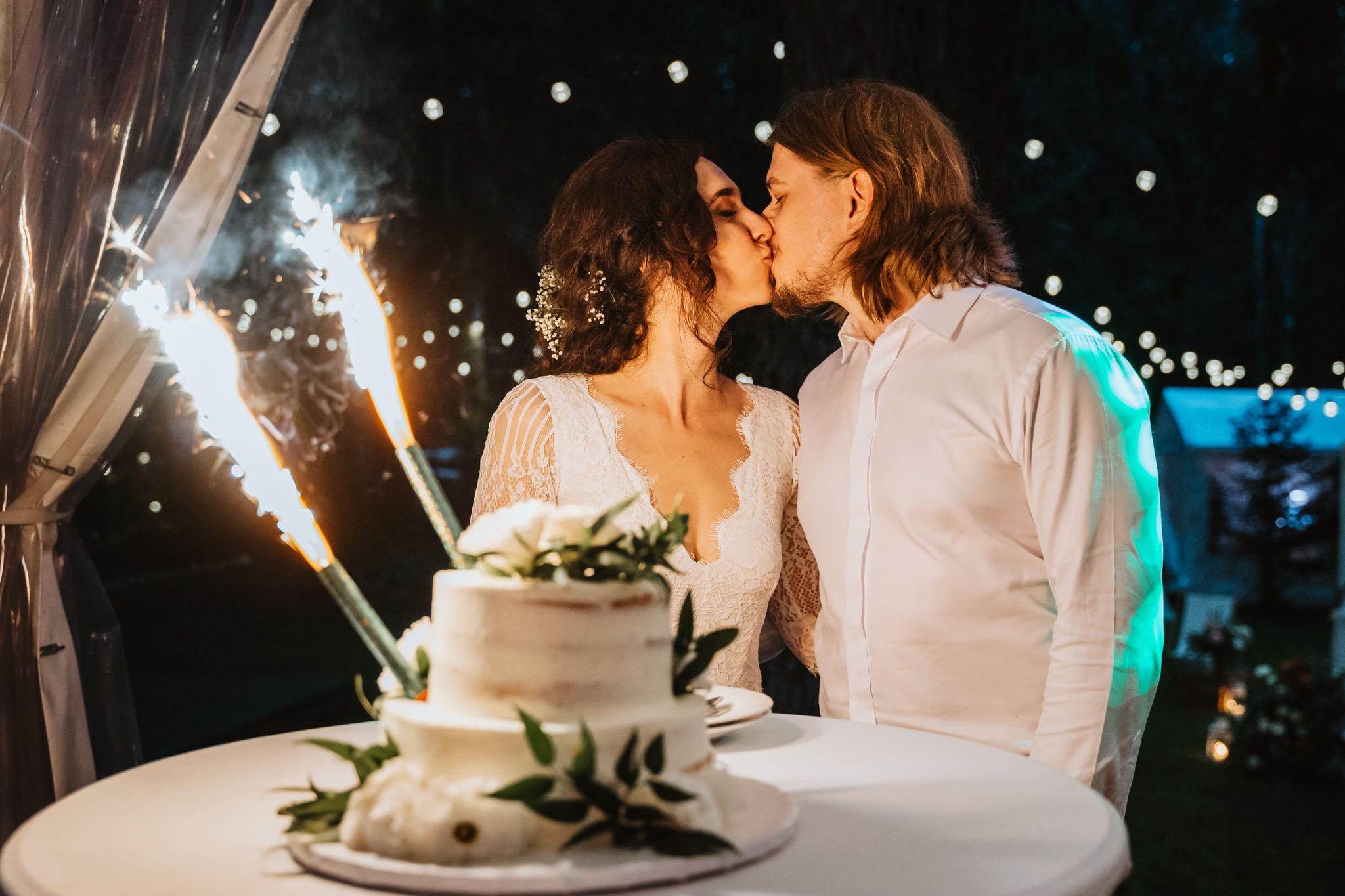 Czy ślub w plenerze może być dobrym pomysłem? Warto rozważyć zarówno wady, jak i zalety takiego rozwiązania przed podjęciem ostatecznej decyzji. 57