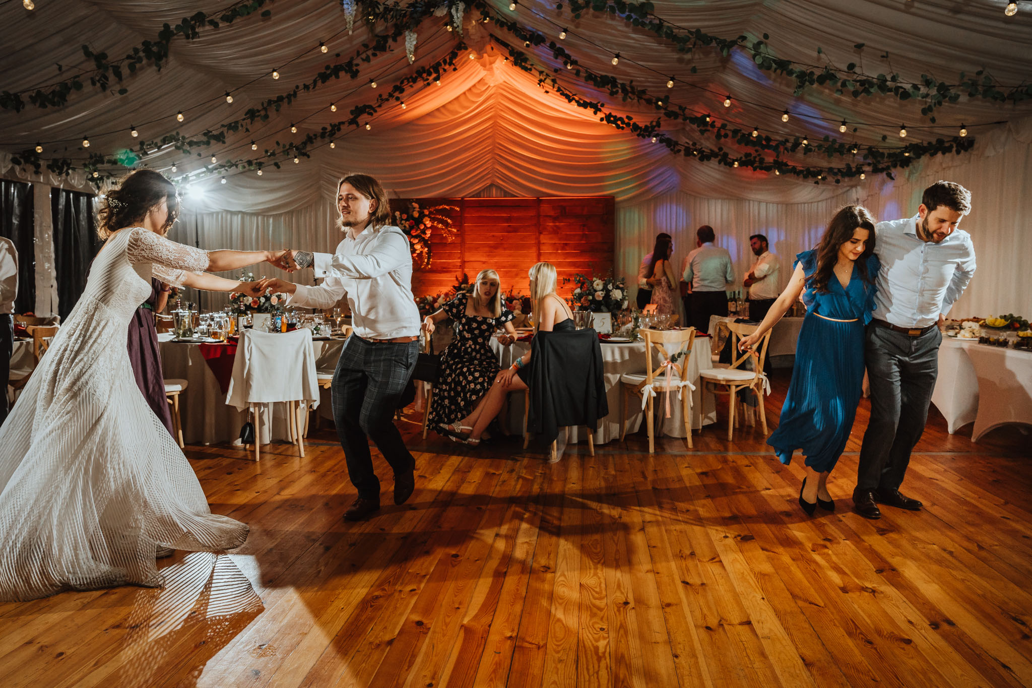 Czy ślub w plenerze może być dobrym pomysłem? Warto rozważyć zarówno wady, jak i zalety takiego rozwiązania przed podjęciem ostatecznej decyzji. 67