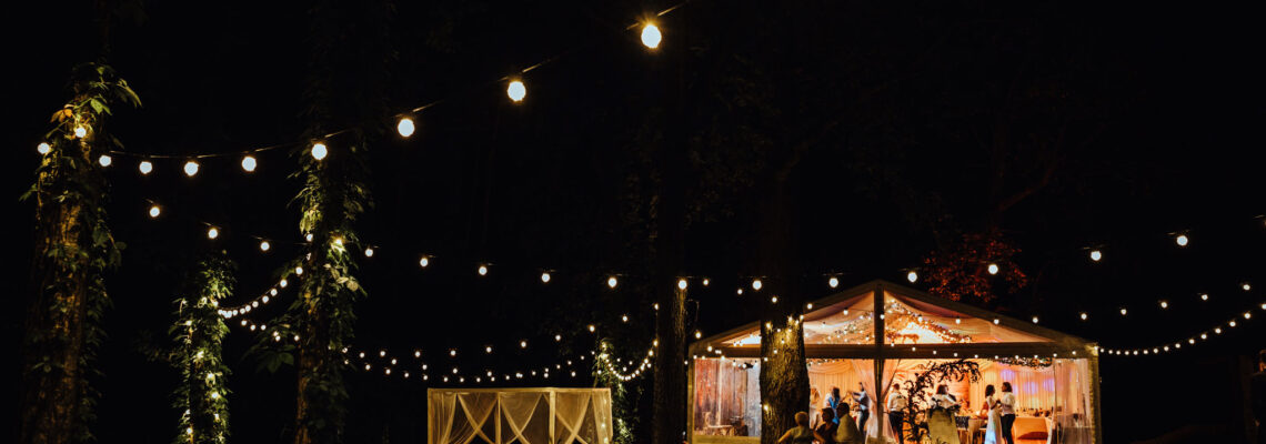 Czy ślub w plenerze może być dobrym pomysłem? Warto rozważyć zarówno wady, jak i zalety takiego rozwiązania przed podjęciem ostatecznej decyzji.