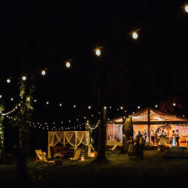 Czy ślub w plenerze może być dobrym pomysłem? Warto rozważyć zarówno wady, jak i zalety takiego rozwiązania przed podjęciem ostatecznej decyzji.