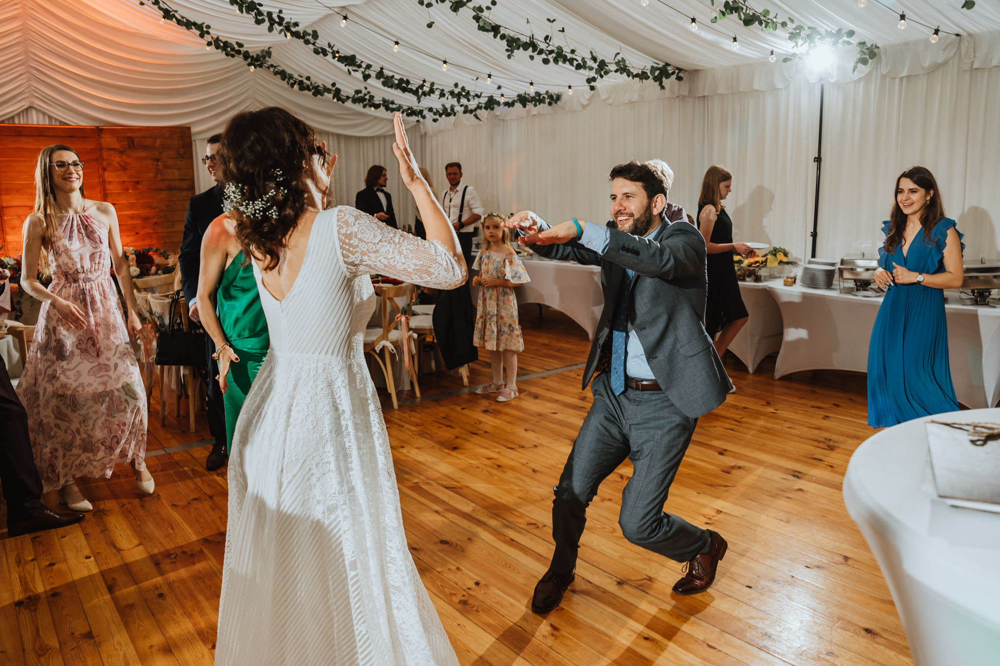 Czy ślub w plenerze może być dobrym pomysłem? Warto rozważyć zarówno wady, jak i zalety takiego rozwiązania przed podjęciem ostatecznej decyzji. 47