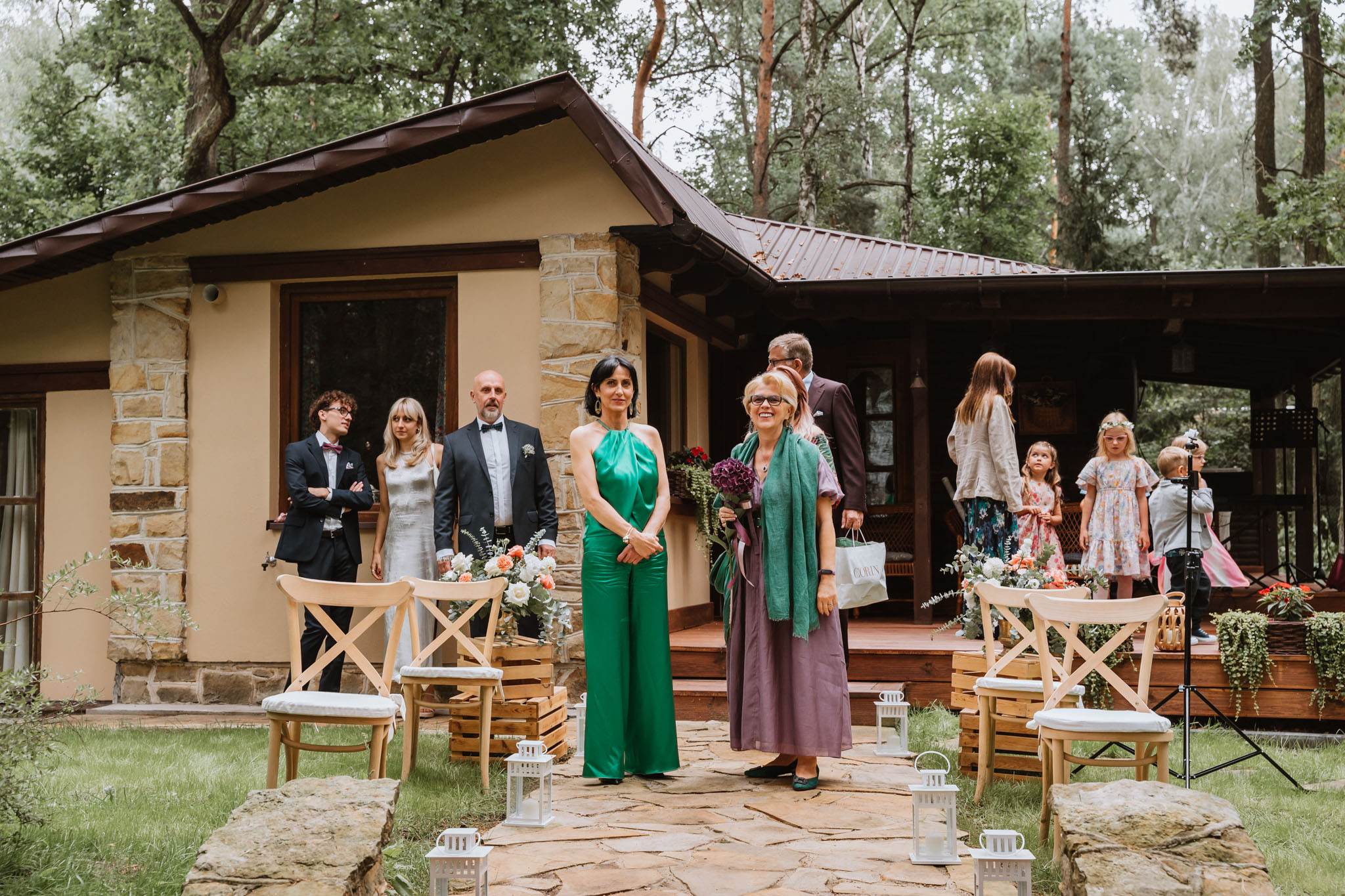 Czy ślub w plenerze może być dobrym pomysłem? Warto rozważyć zarówno wady, jak i zalety takiego rozwiązania przed podjęciem ostatecznej decyzji. 5