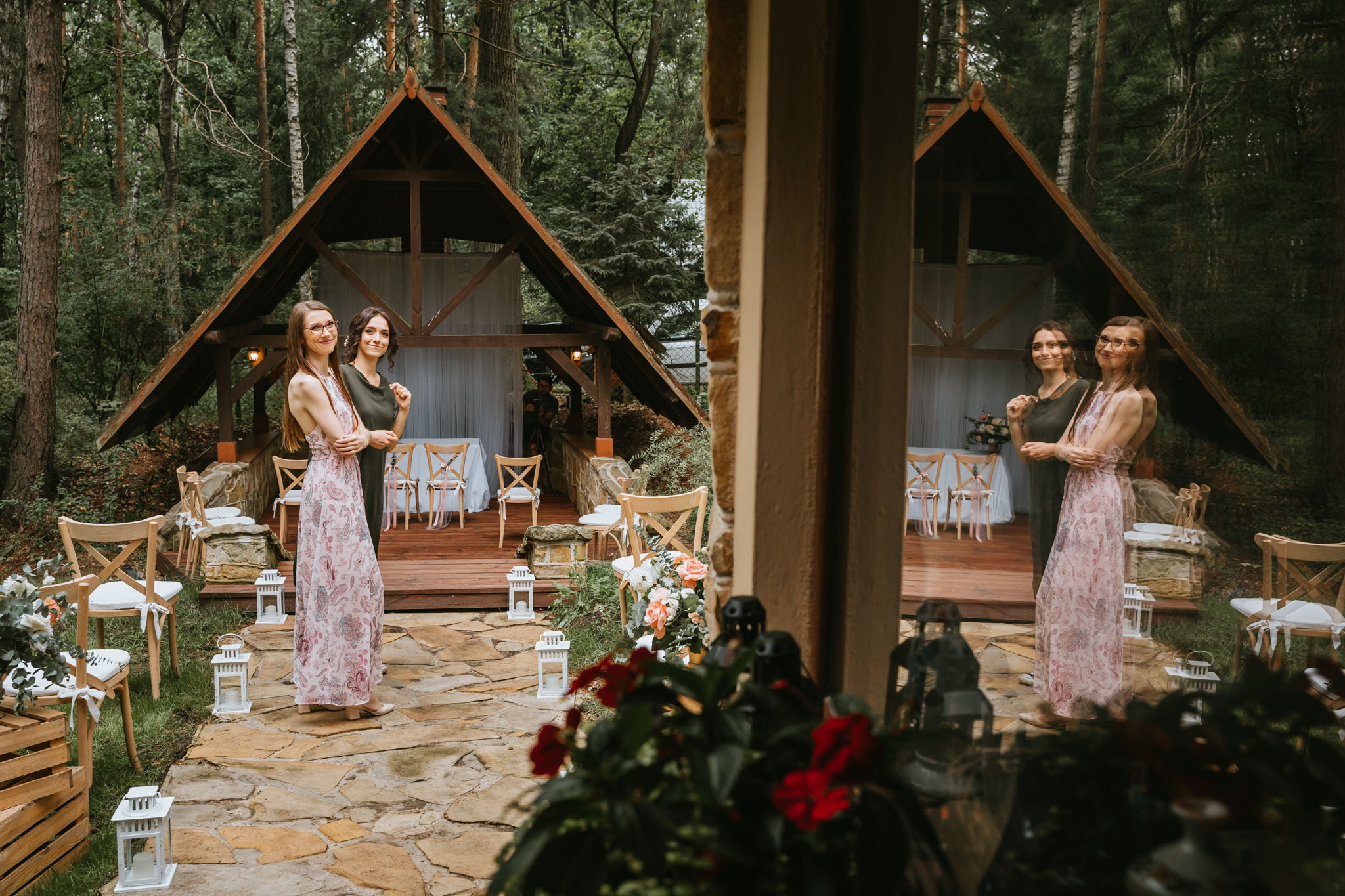 Czy ślub w plenerze może być dobrym pomysłem? Warto rozważyć zarówno wady, jak i zalety takiego rozwiązania przed podjęciem ostatecznej decyzji. 4