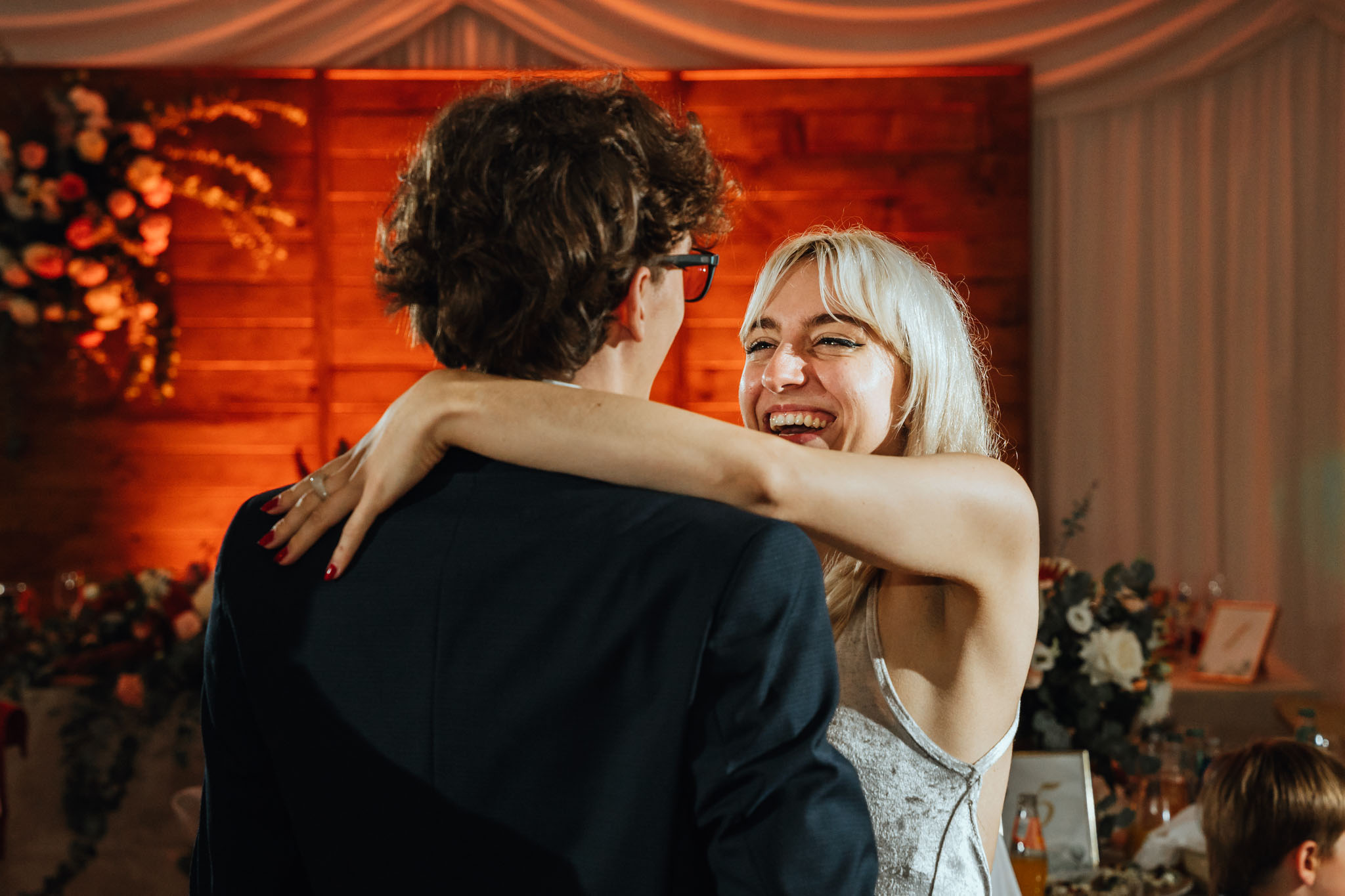 Czy ślub w plenerze może być dobrym pomysłem? Warto rozważyć zarówno wady, jak i zalety takiego rozwiązania przed podjęciem ostatecznej decyzji. 55