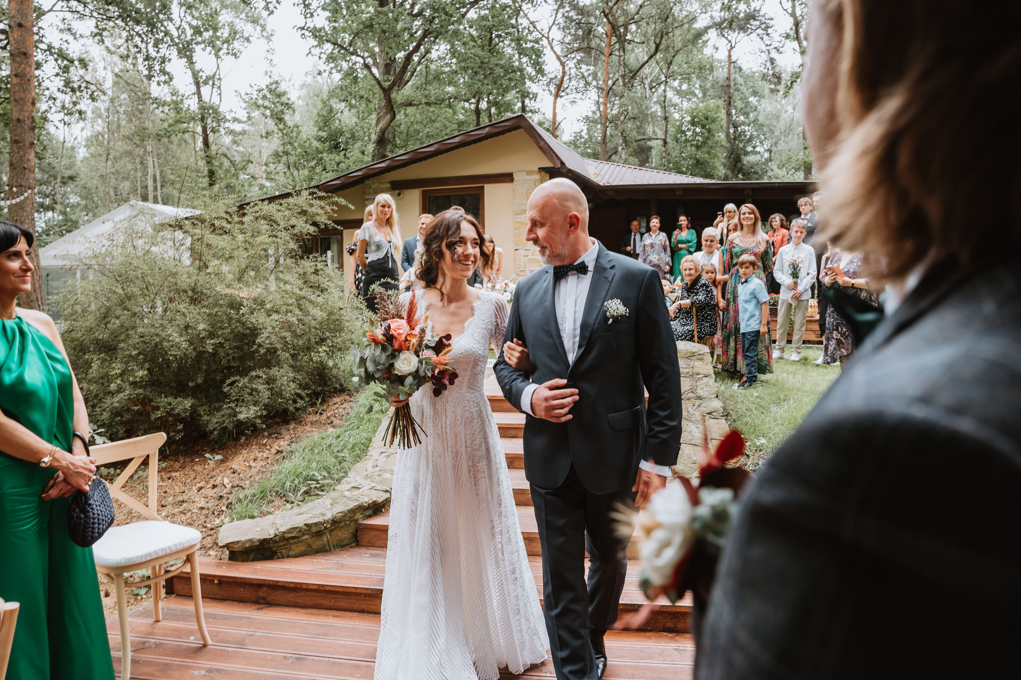 Czy ślub w plenerze może być dobrym pomysłem? Warto rozważyć zarówno wady, jak i zalety takiego rozwiązania przed podjęciem ostatecznej decyzji. 18