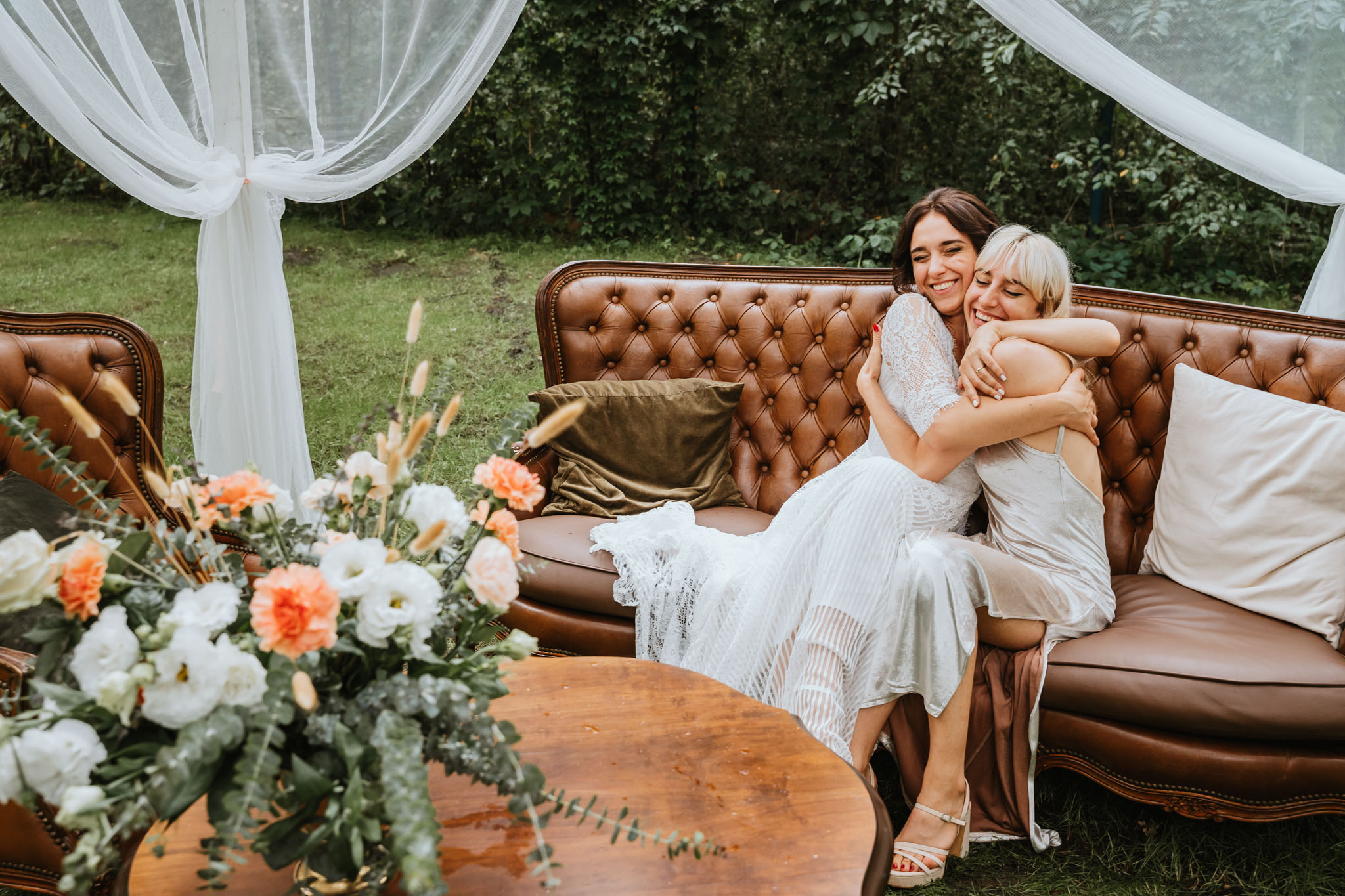 Czy ślub w plenerze może być dobrym pomysłem? Warto rozważyć zarówno wady, jak i zalety takiego rozwiązania przed podjęciem ostatecznej decyzji. 42