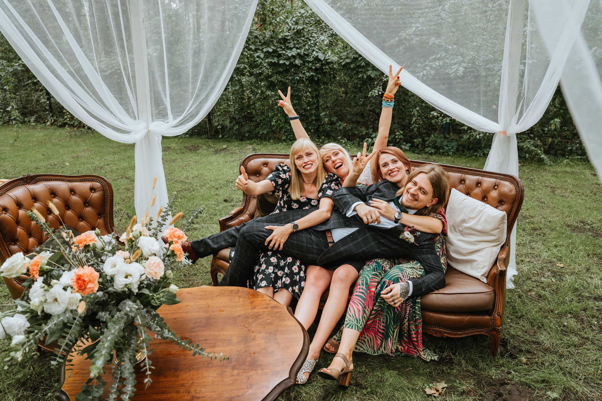 Czy ślub w plenerze może być dobrym pomysłem? Warto rozważyć zarówno wady, jak i zalety takiego rozwiązania przed podjęciem ostatecznej decyzji. 43