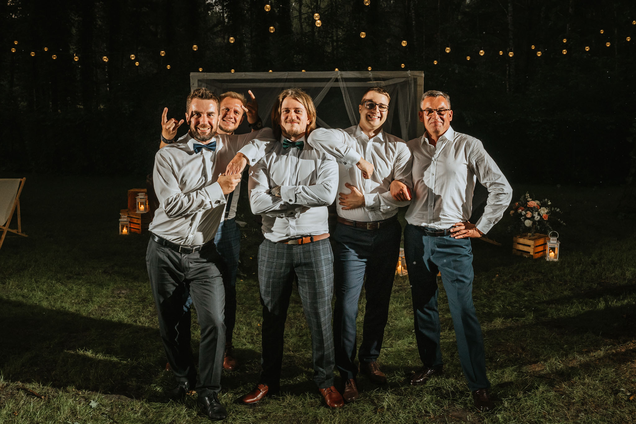 Czy ślub w plenerze może być dobrym pomysłem? Warto rozważyć zarówno wady, jak i zalety takiego rozwiązania przed podjęciem ostatecznej decyzji. 49