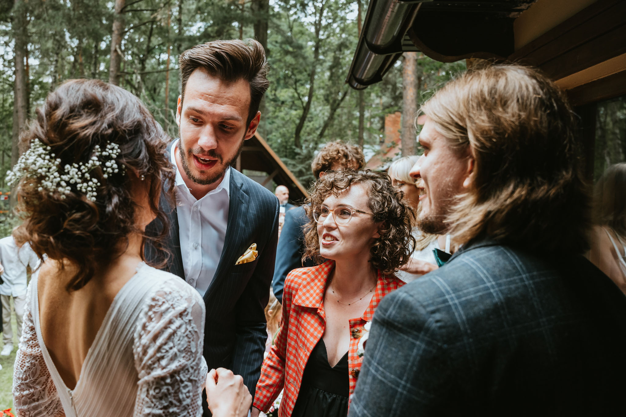 Czy ślub w plenerze może być dobrym pomysłem? Warto rozważyć zarówno wady, jak i zalety takiego rozwiązania przed podjęciem ostatecznej decyzji. 30