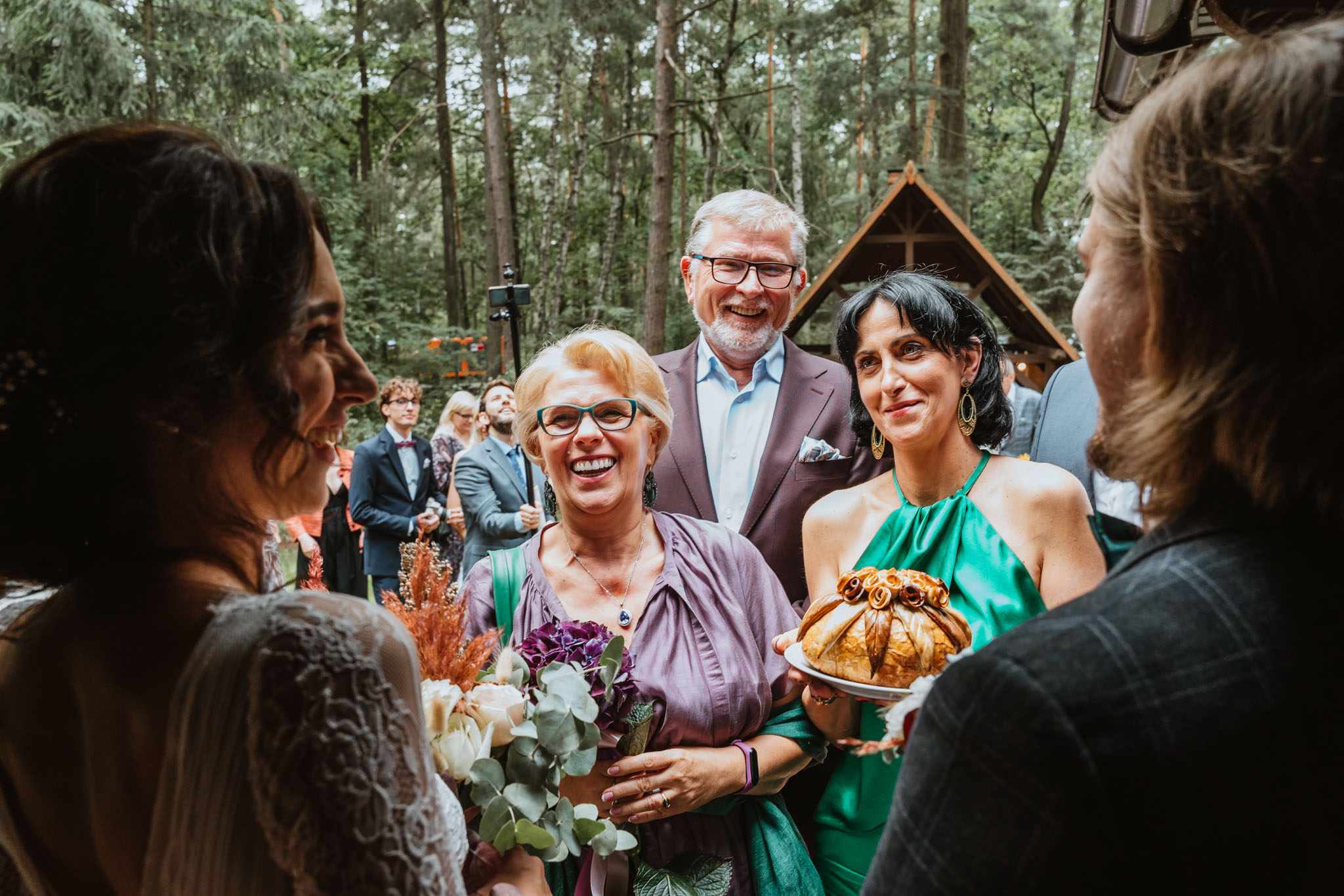 Czy ślub w plenerze może być dobrym pomysłem? Warto rozważyć zarówno wady, jak i zalety takiego rozwiązania przed podjęciem ostatecznej decyzji. 27